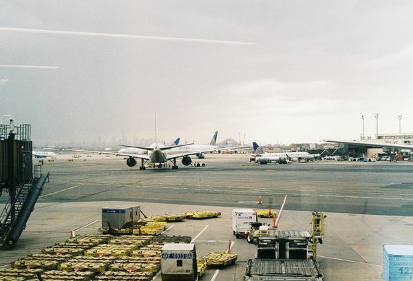 Comment organiser un séjour en Bretagne avec des ateliers de fabrication de crêpes et des balades en bateau à voile?